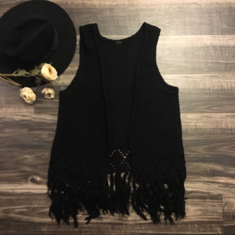 Sleeveless Knitted Black Fringe Shawl